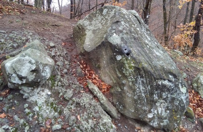 Povesti sa viažu aj k najväčšej atrakcii obce Sucháň v okrese Veľký Krtíš, ktorou je tzv. trúbiaci kameň v časti Zabre (na snímke).