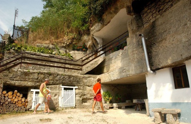 Slovenské domy vytesané do skaly priťahujú pozornosť návštevníkov z celého sveta