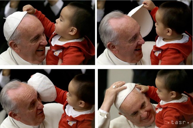 Pápež dostal od detí narodeninovú tortu, jedno mu vzalo jeho čiapočku