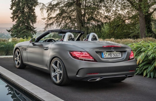 Mercedes-Benz SLC (2017) je typický širokou kapotou, nízkym postojom a krásnym dizajnom prednej masky.