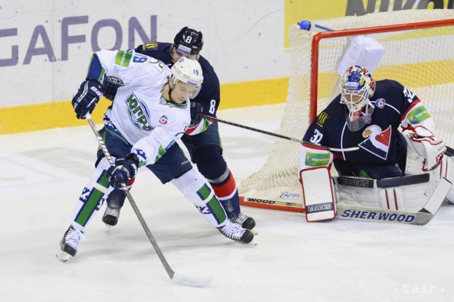 Na snímke hráč Slovana Michal Sersen a hráč Arťiom Buľanskij (vľavo) z Jugra Chanty-Mansijsk a brankár Slovana Jaroslav Janus v zápase 6. ročníka KHL medzi Slovanom Bratislava a Jugra Chanty-Mansijsk 13. novembra 2013 v Bratislave.