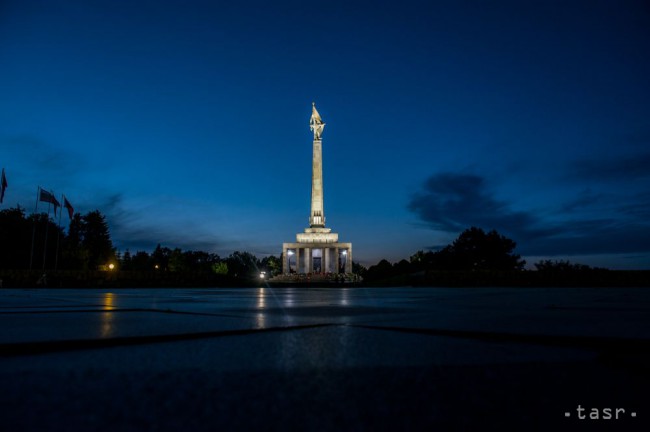 Na snímke osvetlený vojnový pamätník Slavín 9. mája 2014 v Bratislave.