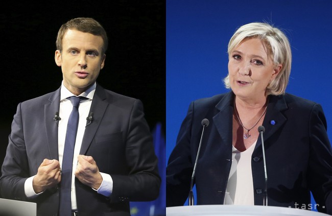 Na konbosnímke sú kandidáti na francúzskeho prezidenta, pravdepodobní víťazi 1. kola, centrista Emmanuel Macron a líderka krajne pravicového Národného frontu Marine Le Penová.