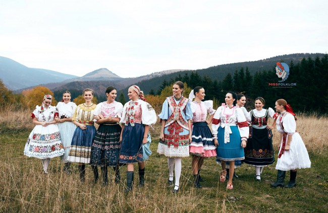 Predstavili finalistky súťaže Miss Folklór 2018.