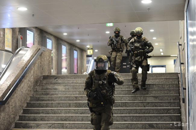 Policajní ťažkoodenci zostupujú do metra v stanici Karlsplatz po streľbe v nákupnom centre Olympia v bavorskom Mníchove, 22. júla 2016.
