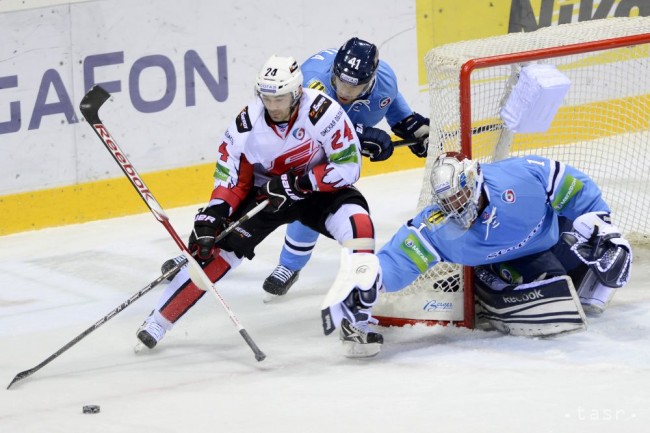 Na snímke sprava Miroslav Kopřiva, Martin Škoula (Slovan) a Alexander Popov (Omsk) v zápase hokejovej KHL medzi HC Slovan Bratislava - Avangard Omsk 19. novembra 2013 v Bratislave.