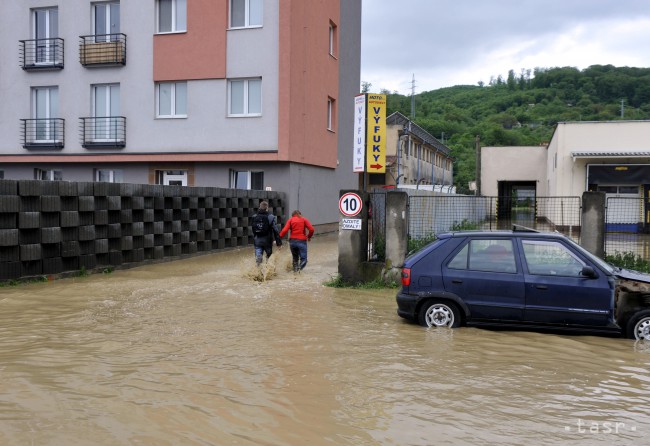 Video: Povodne na Slovensku majú prvú obeť, muža strhol potok - situácia na Slovensku