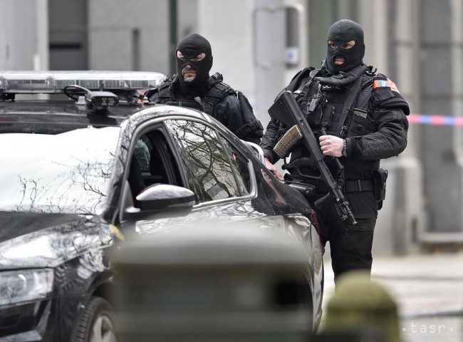 Na snímke špeciálne jednotky hliadkujú v Bruseli 22. marca 2016.