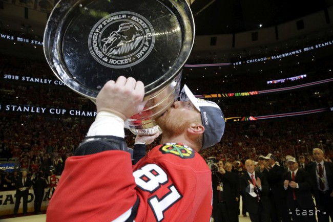 Na snímke Slovák Marián Hossa bozkáva víťaznú trofej po šiestom finálovom zápase série o Stanley Cup v pondelok 15. júna 2015 v Chicagu.