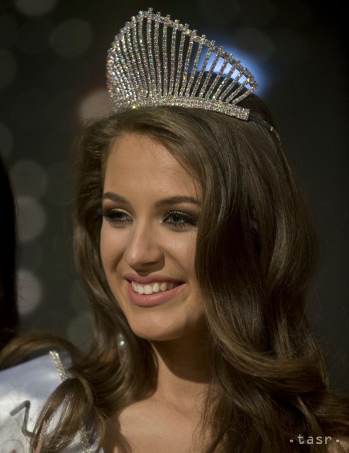 Na snímke víťazka 17. ročníka súťaže krásy Miss Universe SR Denisa Vyšňovská 6. marca 2015 v Bratislave.