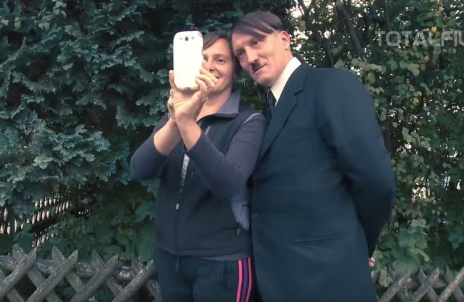 Kino novinky týždňa: Čo ak by sa Hitler nezabil, ale len zaspal?