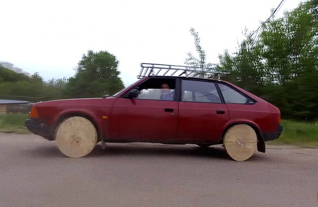 Rusi namontovali na auto drevené kolesá. Ako to asi mohlo dopadnúť?