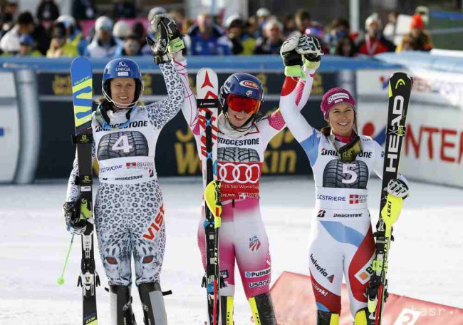 Na snímke víťazka, americká slalomárka Mikaela Shiffrinová(v strede), druhá Slovenka Veronika Velez Zuzulová (vľavo) a tretia Švajčiarka Wendy Holdenerová oslavujú v cieli slalomu SP v talianskom Sestriére 11. decembra 2016.