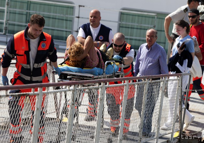 Na snímke záchranná služba odváža na nosidlách zranenú pasažierku zo švajčiarskej výletnej lode Swiss Diamond, ktorá narazila do jedného z pilierov Starého mosta v Bratislave
