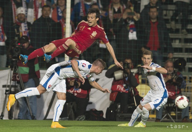 Na snímke sprava Peter Pekarík, Róbert Mak (Slovensko) a hore David Silva (Španielsko) počas futbalového kvalifikačného zápasu na EURO 2016 v C-skupine medzi Slovenskom a Španielskom 9. októbra 2014 v Žiline.