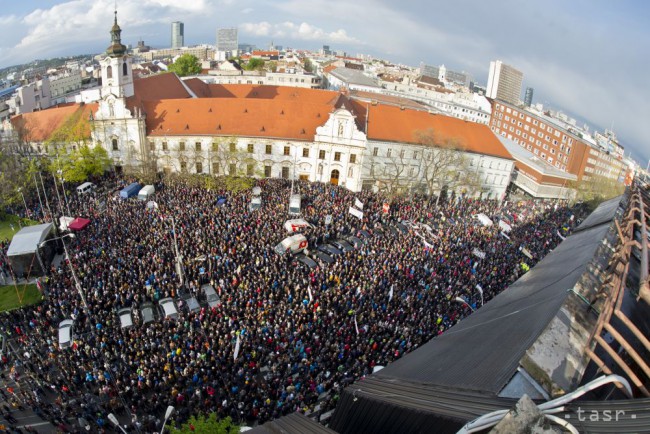 Námestie SNP v Bratislave účastníci protestu proti korupcii Na snímke účastníci protestu proti korupcii na Námestí SNP v Bratislave 18. apríla 2017. Pochod zorganizovali študenti, ktorí okrem iného požadajú odstúpenie ministra vnútra R. Kaliňáka, policajného prezidenta T. Gašpara a prešetrenie káuz Gorila a Bašternák.