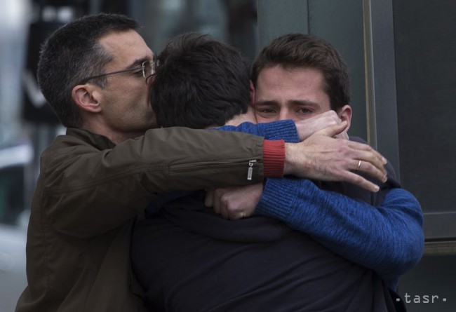 Rodinní príslušníci, ktorí mali príbuzných na palube zrúteného lietadla, sa objímajú počas príchodu na letisko v Barcelone 24. marca 2015. 
