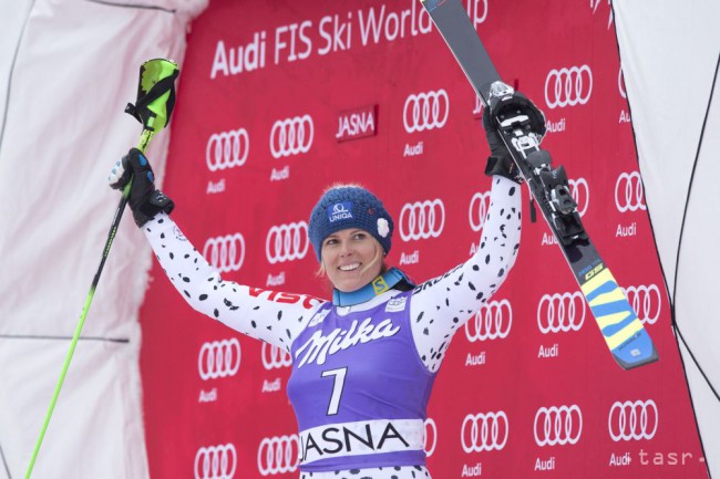 Na snímke slovenská reprezentantka Veronika Velez-Zuzulová oslavuje tretie miesto v slalome žien Svetového pohára v alpskom lyžovaní v Jasnej v nedeľu 6. marca 2016. 