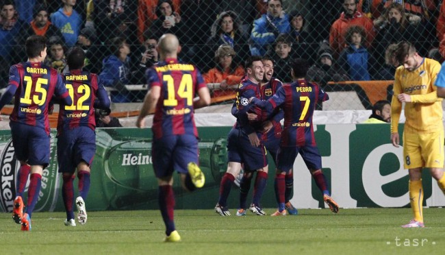 Útočník Barcelony Lionel Messi oslavuje so spoluhráčmi svoj druhý gól v zápase skupiny F Ligy majstrov APOEL Nikózia - FC Barcelona v Nikózii 25. novembra 2014.