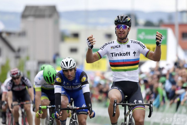 Slovenský cyklista Peter Sagan z tímu Tinkoff sa raduje z víťazstva v 2. etape pretekov Okolo Švajčiarska 12. júna 2016 v Baare.