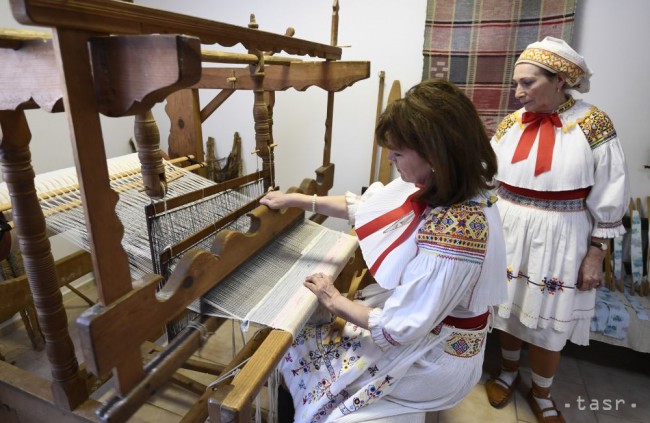 Nové Múzeum plátna, tkáčstva a výšivky otvorili 28. marca 2018 vo Valaskej Belej. Valaská Belá je charakteristická svojou výšivkou, ktorá patrí k najstarším u nás. Na snímke ukážka tkania kobercov.