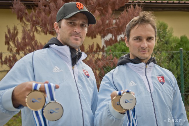 Na snímke deblisti Ladislav Škantár (vľavo) a Peter Škantár pózujú s bronzovými a striebornými medailami.