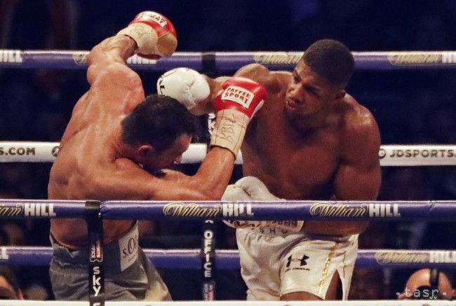 Britský boxer Anthony Joshua (vpravo) zdolal Ukrajinca Vladimira Klička a je novým majstrom sveta v ťažkej váhe organizácií WBA, IBF a IBO. 