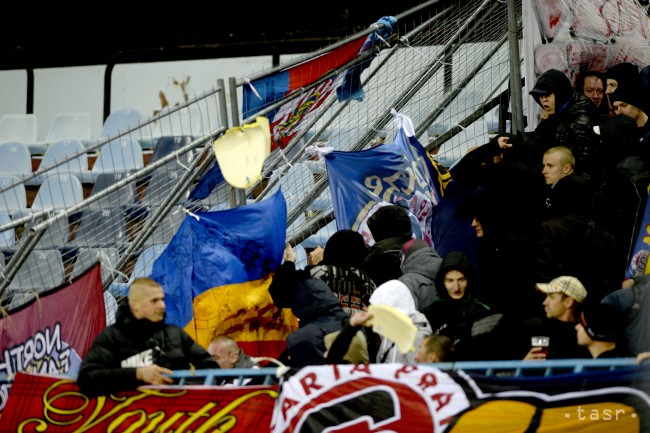 Na snímke výtržnosti medzi divákmi počas zápasu skupinovej fázy Európskej ligy v I-skupine medzi ŠK Slovan Bratislava - Sparta Praha 23. októbra 2014 v Bratislave.