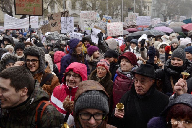 Na snímke protestné zhromaždenie učiteľov, ktoré zorganizovala Iniciatíva slovenských učiteľov (ISU). V Bratislave, 25. januára 2016. 