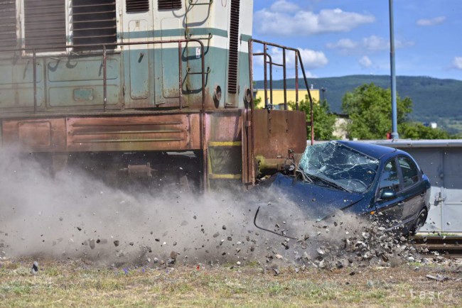 FOTO: VIDEO: ŽSR nasimulovali zrážku rušňov a osobného auta