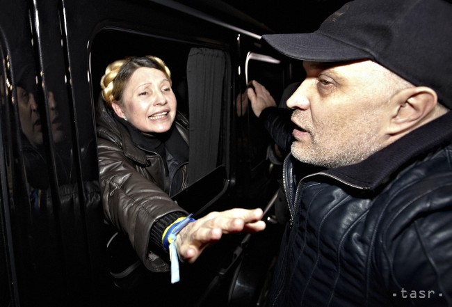 Na snímke bývalá ukrajinská premiérka Julia Tymošenková sa zdraví so stúpencami po prepustení z nemocnice v Charkove 22. februára 2014.