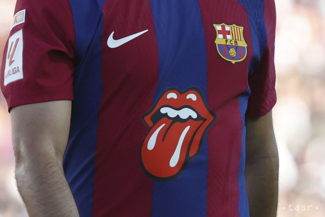 Na snímke logo britskej rockovej skupiny The Rolling Stones na drese hráča FC Barcelony Ilkaya Gündogana počas zápasu 11. kola španielskej La Ligy FC Barcelona - Real Madrid 28. októbra 2023 v Barcelone.