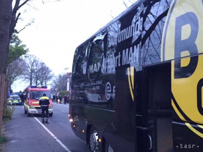 Okno na autobuse Dortmundu je poškodené po výbuchu pred štvrťfinále Ligy majstrov proti AS Monaco v Dortmunde.
