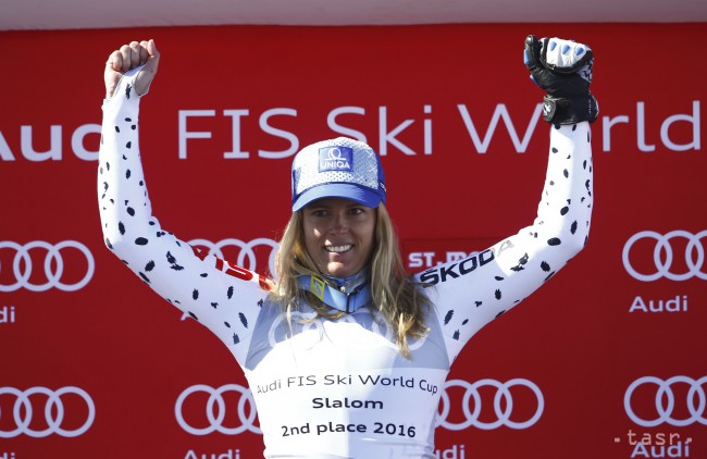 Slovenská lyžiarka Veronika Velez- Zuzulová sa teší na pódiu z celkového druhého miesta v slalome Svetového pohára alpských lyžiarok vo švajčiarskom St. Moritzi v sobotu 19. marca 2016. 