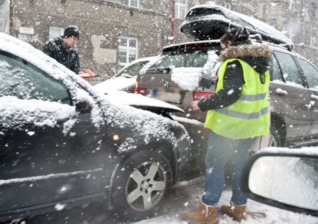 Na snímke dopravná nehoda spôsobená hustým snežením 30. januára 2015 v Bratislave.