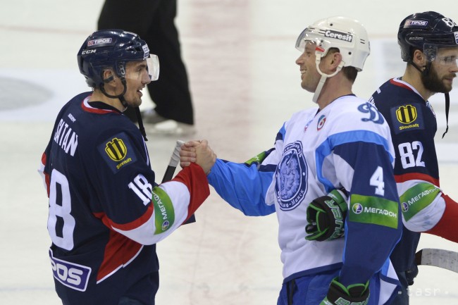 Z odvetného stretnutia v Pohári nádeje KHL HC Slovan Bratislava - Dinamo Minsk 10. marca 2014 v Bratislave. Na snímke vľavo Miroslav Šatan (Slovan) a vpravo Richard Lintner (Minsk) sa zdravia po stretnutí.