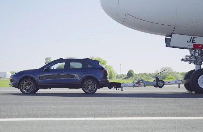 Video: Auto stavané na ťahanie 3,5-tonového vozíka v teste odtiahlo 285 ton