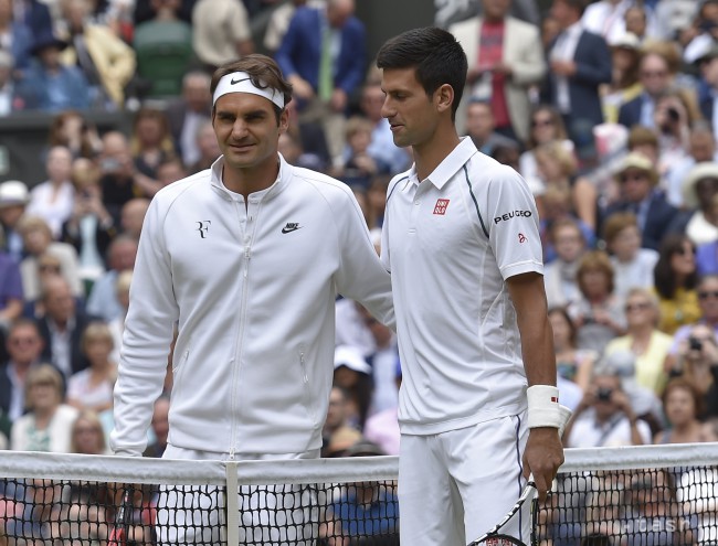 Novak Djokovič (vpravo) a Roger Federer (vľavo