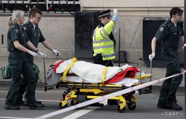 Záchranári prevážajú zranenú osobu neďaleko britského parlamentu 22. marca 2017 v Londýne.