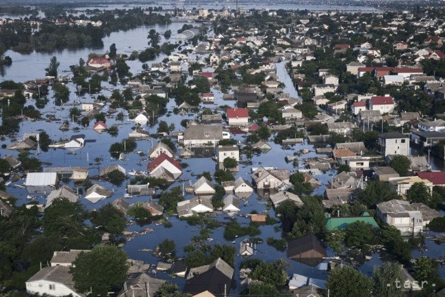 Zaplavené ulice v ukrajinskom meste Cherson v stredu 7. júna 2023 po výbuchu priehrady Kachovka.