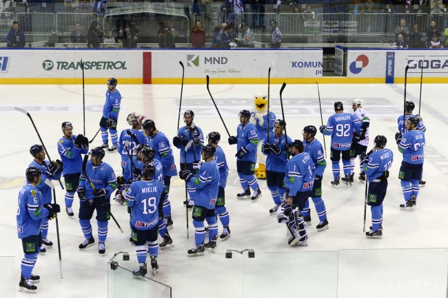 Na snímke rozlúčka hráčov Slovana s fanúšikmi po skončení zápasu.