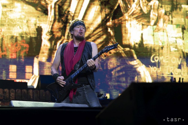 Na snímke gitarista Adrian Smith vystupuje počas koncertu britskej heavy-metalovej skupiny Iron Maiden v Bratislave v sobotu 30. mája 2026.