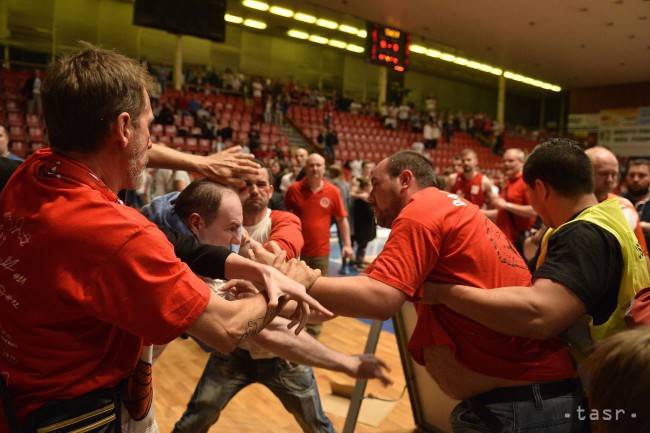 VIDEO: Basketbalové finále sa skončilo bitkou, tréner sa bil s hráčom 