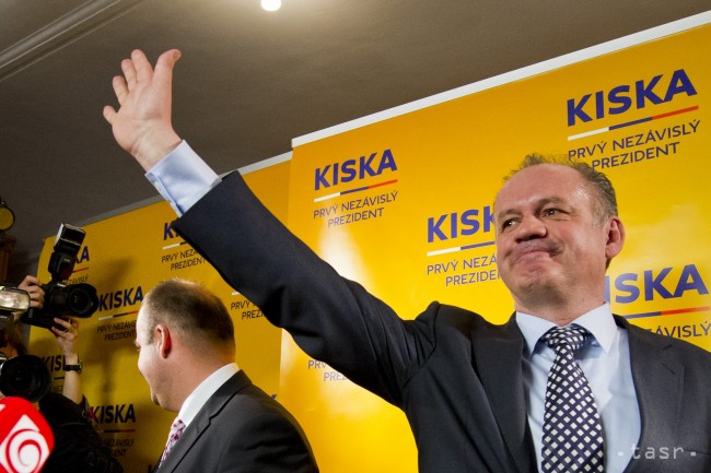 Novozvolený prezident Andrej Kiska pred novinármi vo svojom volebnom štábe. 