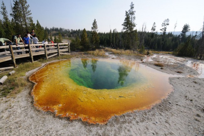 Návštevníci pri jazierku vo vôbec prvom národnom parku na svete, Yellowstonskom v USA 