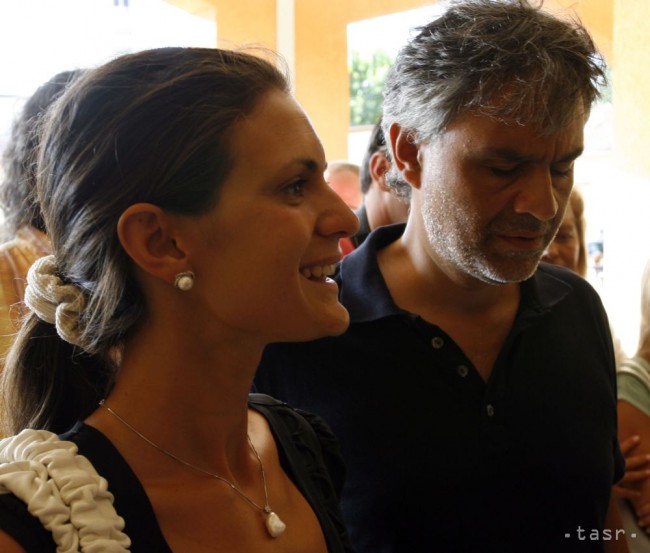 Taliansky operný spevák Andrea Bocelli (vpravo) s priateľkou Veronicou Bertiovou