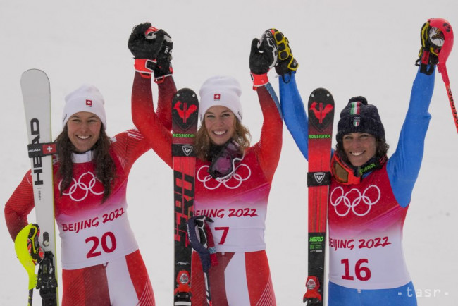 Švajčiarska lyžiarka Michelle Gisinová (uprostred) sa teší zo zisku zlatej medaily v alpskej kombinácie na ZOH 2022 v Pekingu, vo štvrtok 17. februára 2022 v Jen-čchingu.