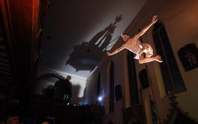 POLE DANCE V KOSTOLE: Kňazovi sa za predstavenie vyhrážajú smrťou