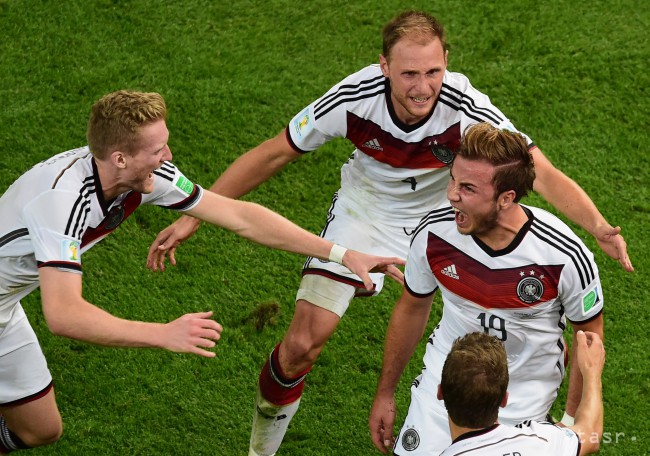 Nemecký futbalista Mario Götze (19) sa raduje so spoluhráčmi z gólu na 1:0 v druhom predĺžení vo finále na MS vo futbale 2014 Argentína - Nemecko v brazílskom Riu de Janeiro 13. júla 2014.