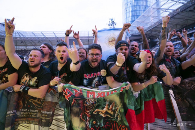 Na snímke fanúšikovia počas koncertu britskej heavy-metalovej skupiny Iron Maiden v Bratislave v sobotu 30. mája 2026.